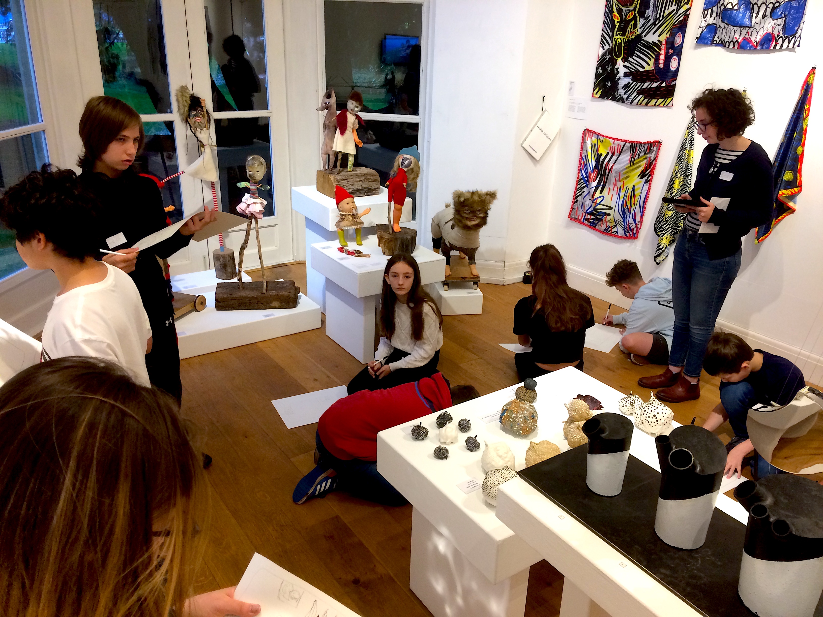 children in a gallery drawing 